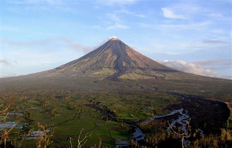 10 Famous Mountains in the Philippines.